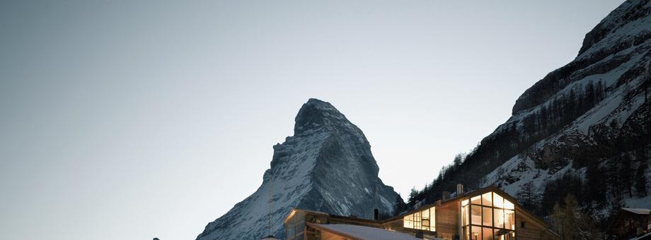 Zermatt, Szwajcaria. Miasteczko u podnóża Matterhorn (4478 m n.p.m.) oferuje wiele butikowych hoteli, w których można się skryć przed światem