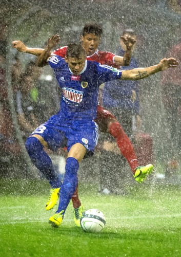 Zawodnik Widzewa Łódź Alex Bruno (z tyłu) walczy o piłkę z Krzysztofem Królem (P) z Piasta Gliwice podczas meczu grupy B polskiej Ekstraklasy