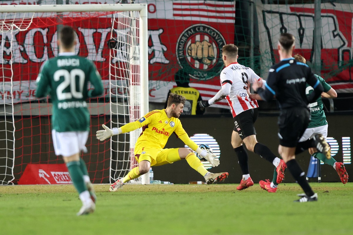 Benjamin Kallman strzela drugiego gola dla Cracovii w meczu z Legią