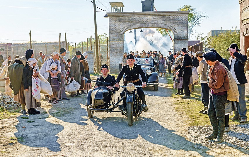 Istorijska drama se osvrće na period 1942. godine, kada posle velike ustaško-nemačke ofanzive na Kozari lokalno stanovništvo masovno završava u koncentracionim logorima