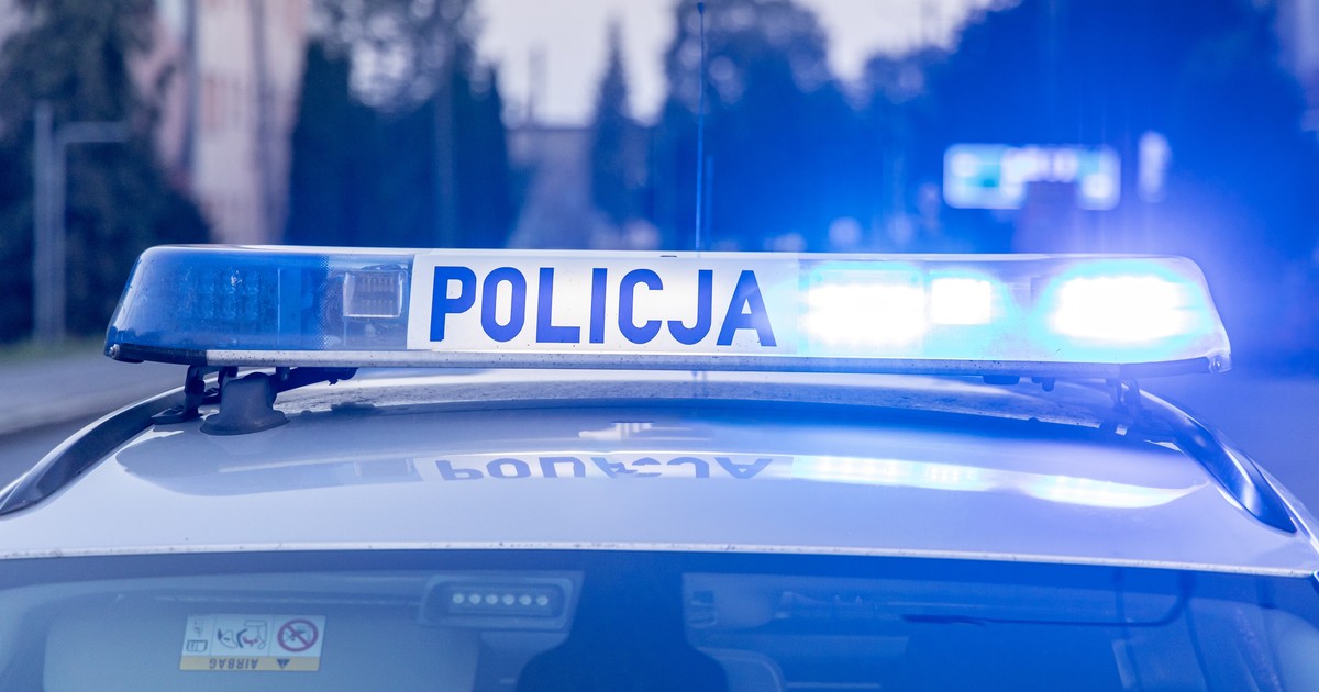 Tajemniczy przedmiot przy drodze wojewódzkiej. Policja ostrzega