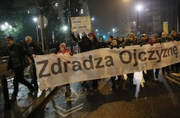 W Sejmie ustawa o SN. Przed budynkiem protest