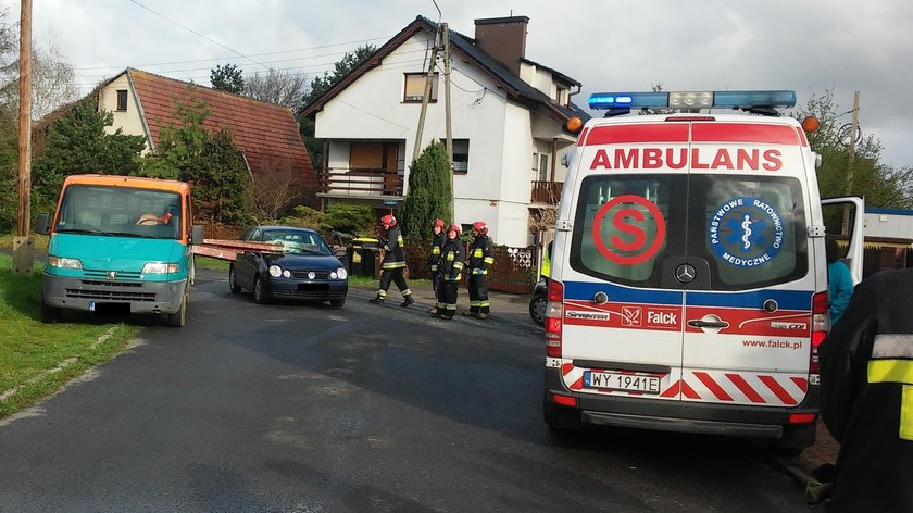 Metalowe sztaby przebiły osobówkę