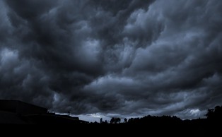 Mikroplastik jest już w chmurach. Zmienia pogodę, powoduje ulewy