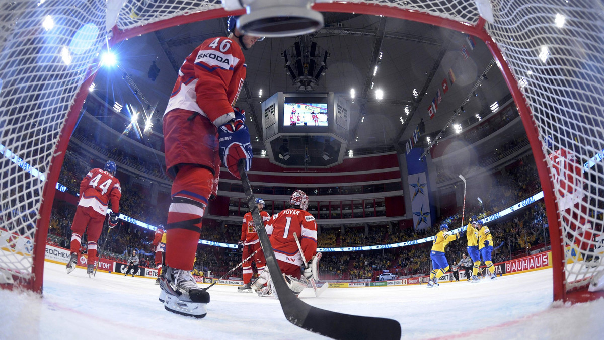 - Sport nie może być wykorzystywany w celach politycznych - powiedział w piątek szef Międzynarodowej Federacji Hokeja na Lodzie (IIHF) Rene Fasel. Wykluczył odebranie Białorusi organizacji hokejowych mistrzostw świata w 2014 r., o co w marcu apelował PE.