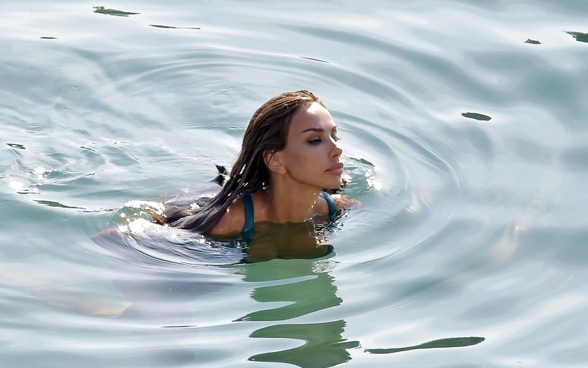 Madalina Ghenea wypoczywa z córką na plaży w Portofino