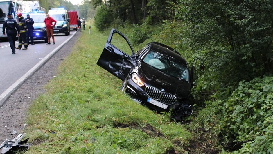 Zderzył się z dwoma tirami i uciekł