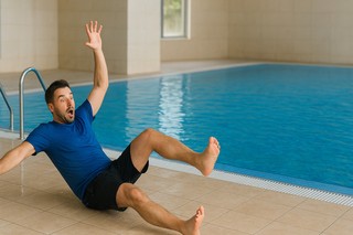 Kto odpowiada za wypadek na basenie? Sprawdź, czy należy ci się odszkodowanie, zadośćuczynienie, a nawet renta od właściciela basenu