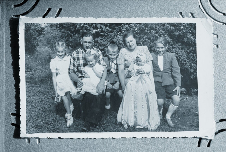 Rodzina Adolfsa Riekstinsa na wyspie Dole. Rudite jest po lewej stronie. Lata 60. XX w.