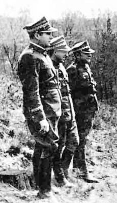 Generałowie Rola-Żymierski, Spychalski i Świerczewski stojący nad Nysą Łużycką w 1945 r. (domena publiczna).