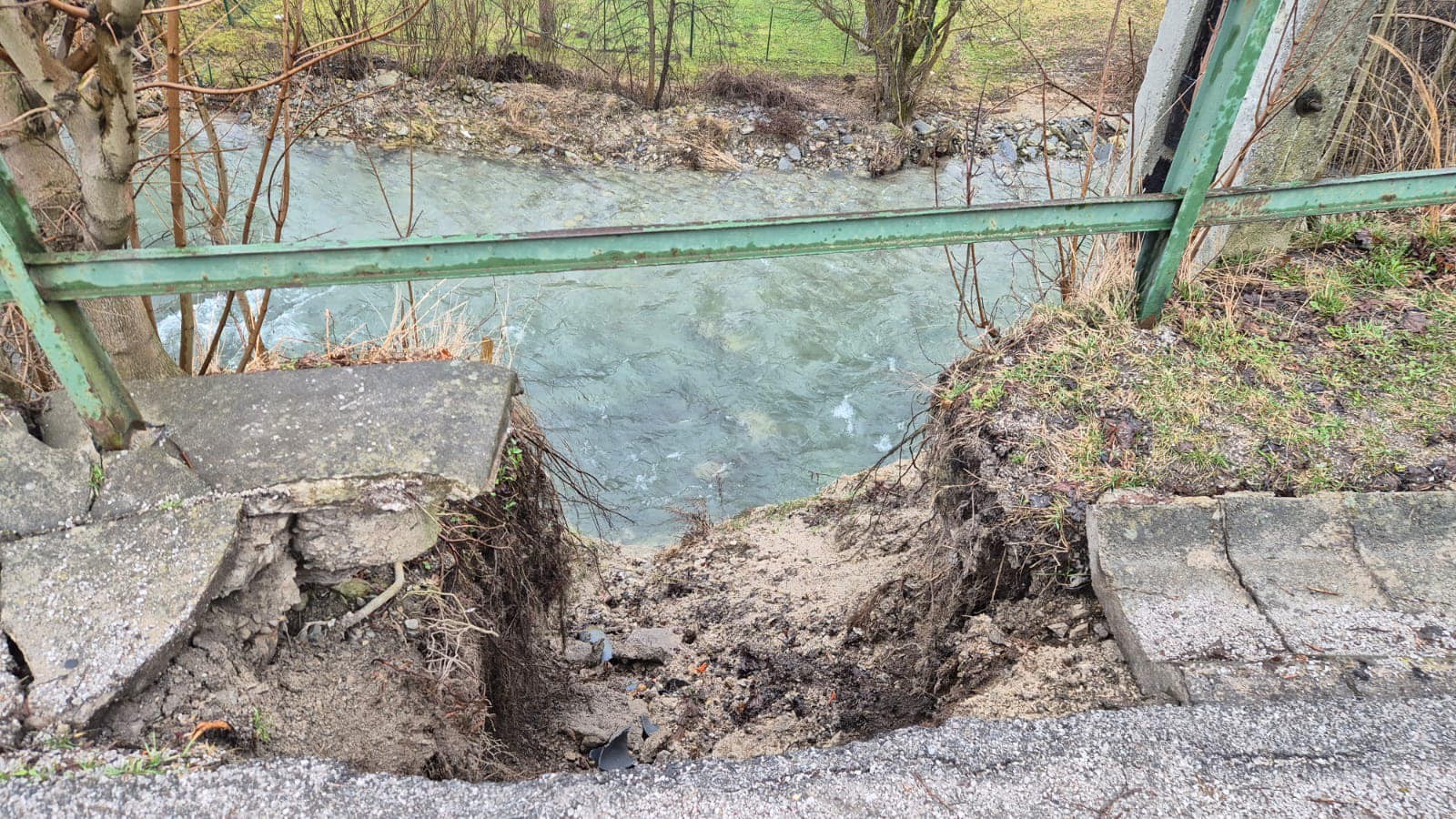 V Bielom Potoku vyhlásili mimoriadnu situáciu, došlo tam k zosuvu.