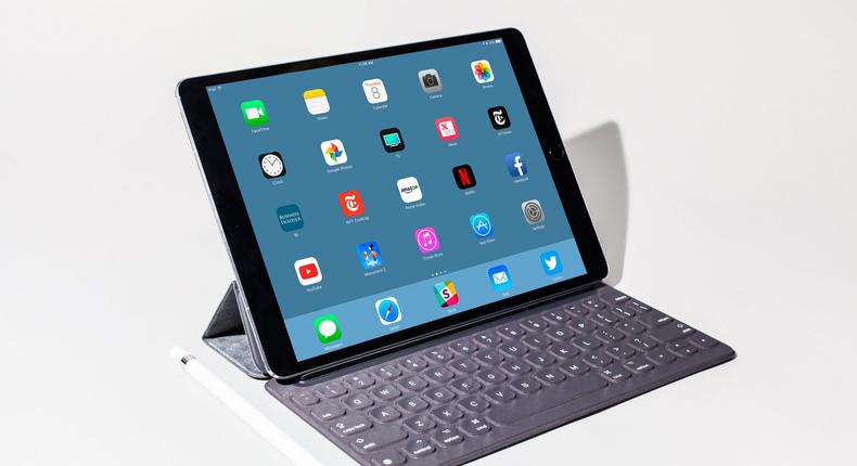 ipad pro 10.5-inch with keyboard and apple pencil