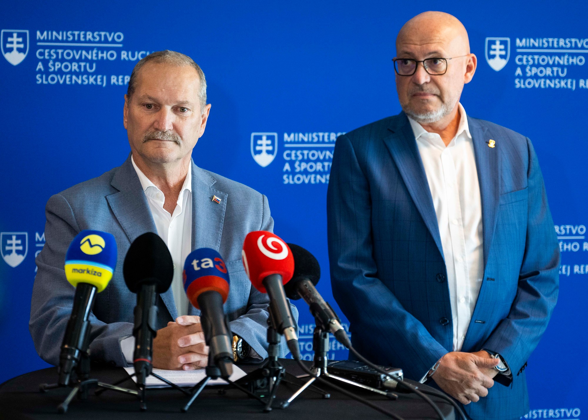 Zľava štátny tajomník ministerstva cestovného ruchu a športu (MCRŠ)  SR Ján Krišanda a prezident Slovenského olympijského a športového výboru (SOŠV) Anton Siekel.