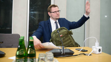 Michał Woś spóźnił się na komisję. Chciał zastosować "manewr Kaczyńskiego"