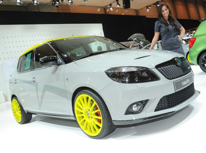 Essen Motor Show kręci się na całego! To prawdziwe targowisko próżności, mocy i błyszczących karoserii. Wystawa w Essen jest najbardziej oczekiwaną imprezą tuningową na świecie. Właśnie tam, jak do Mekki, ciągną fani najdziwniejszych czterech kółek…