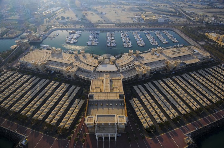 3. Kuwejt. Populacja: 2,7 mln; odsetek milionerów: 11,5 proc. Kuwejt posiada 7 proc. światowych rezerw ropy. 95 proc. całkowitych dochodów z eksportu stanowią właśnie dochody ze sprzedaży ropy. W 2012 roku rząd Kuwejtu ogłosił, że zamierza przeznaczyć 130 mld dol. w ciągu kolejnych 5 lat na uniezależnienie gospodarki od ropy i dywersyfikację sektora prywatnego.  W 2012 roku Kuwejt zamieszkiwało 63 tys. rodzin-milionerów. Najzamożniejszymi z nich są rodziny Alghanim i Al Kharafi. Na zdjęciu: Kuwejt.