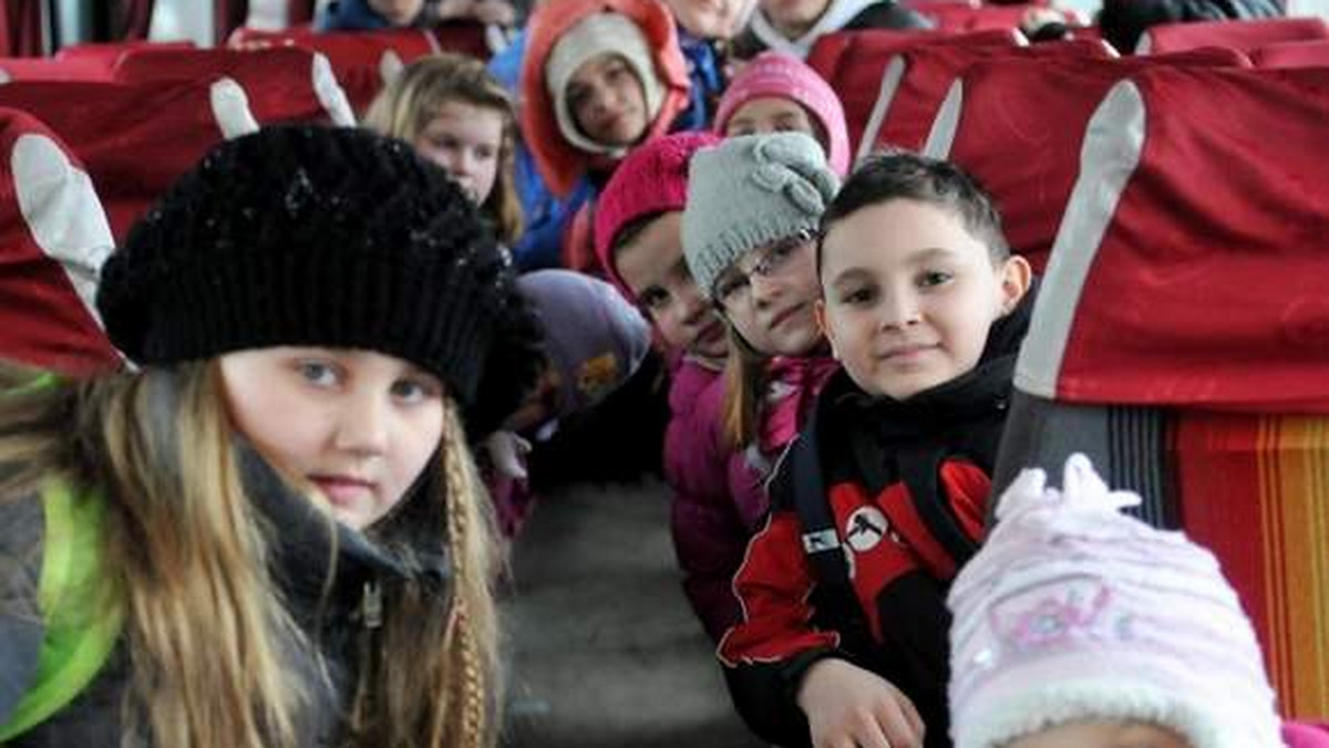 "Gazeta Lubuska": - Władze szukają oszczędności i chcą zlikwidować jeden z kursów autobusowych, którym jeżdżą dzieci z Klępska do szkoły - zadzwoniła do nas mama ucznia z Klępska. - To nie prawda, nie ma takiej decyzji - zarzekają się w sulechowskim ratuszu.