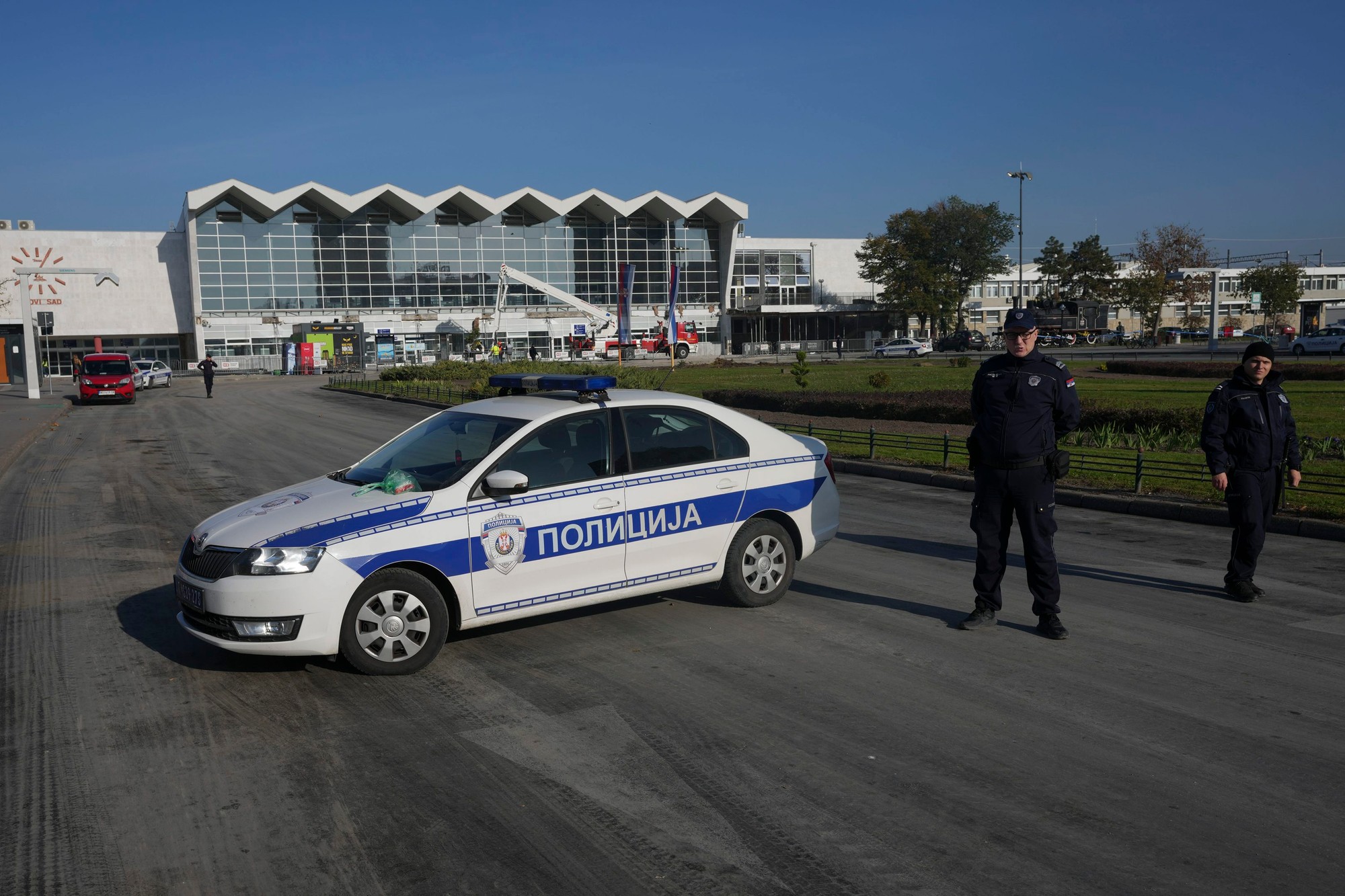 Na železničnej stanici v Novom Sade sa zrútila strecha, pod ktorou zahynulo 14 ľudí.