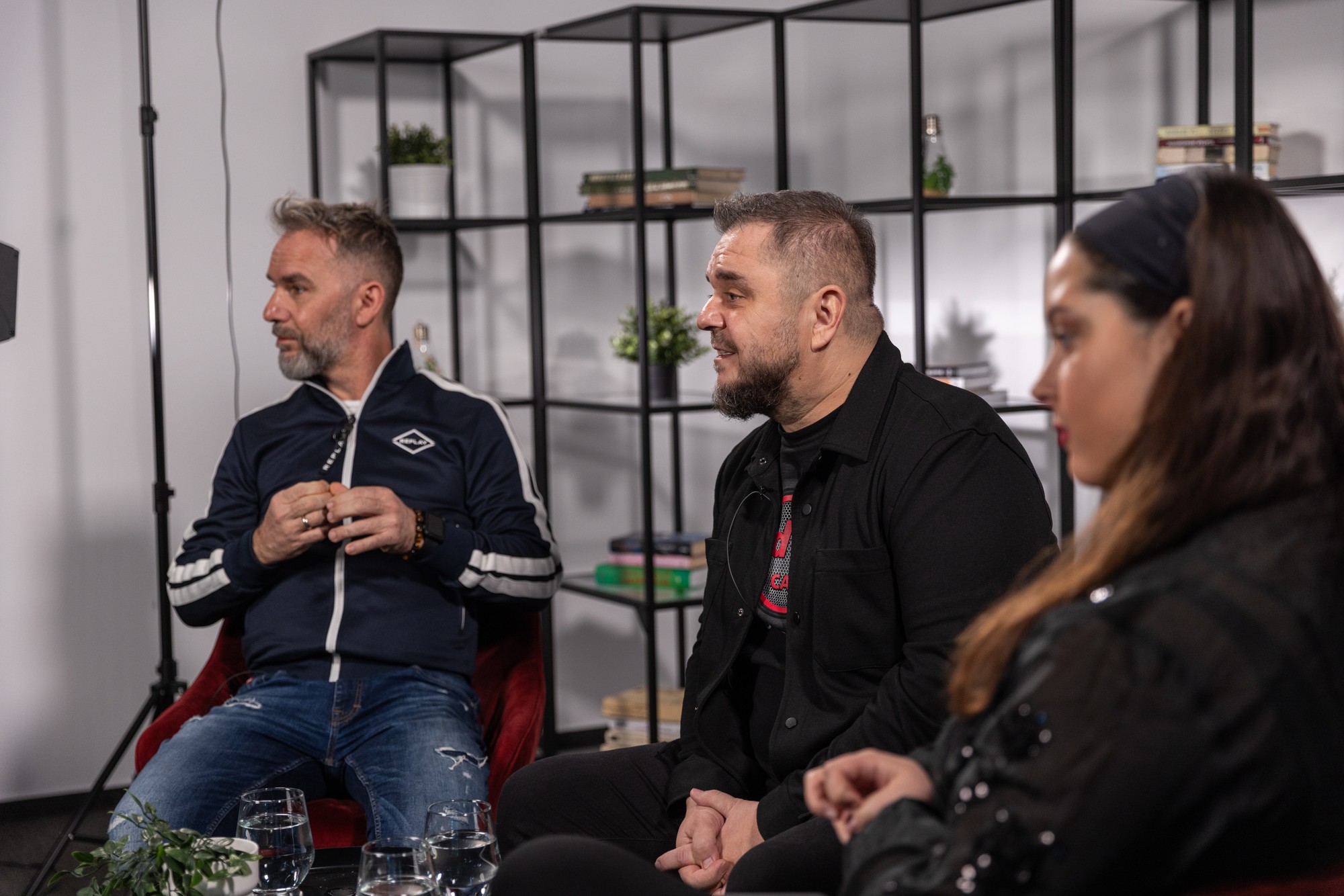 Bubeník skupiny Desmod Ján Škorec a spevák Mário „Kuly“ Kollár v relácii Off Record.