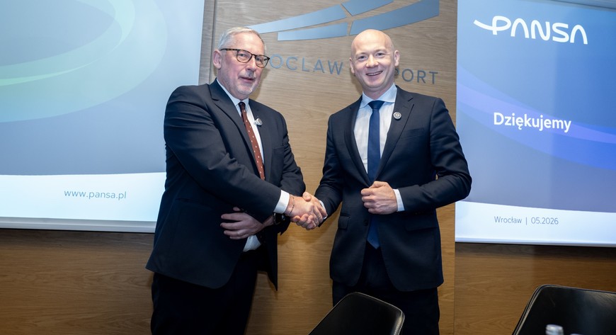 - Jestem przekonany, że wdrożenie nowych procedur startu poprawi komfort życia ludzi mieszkających w niewielkiej odległości od lotniska – podkreśla Karol Przywara, prezes Portu Lotniczego Wrocław (z prawej).