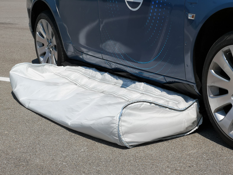 Zewnętrzna poduszka boczna ZF do ochrony przed uderzeniem przez inny pojazd
