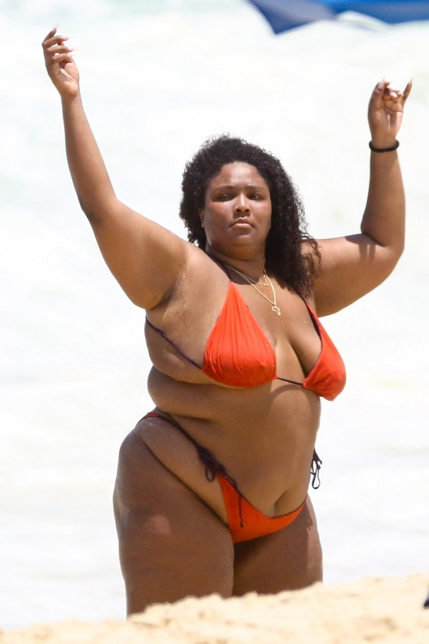 Lizzo w bikini na brazylijskiej plaży