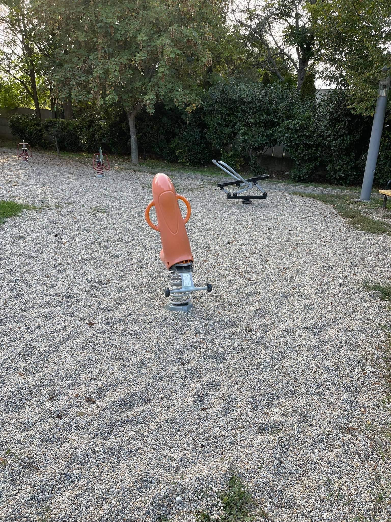 Hojdačka, ktorá pripomína mužšký pohlavný orgán.