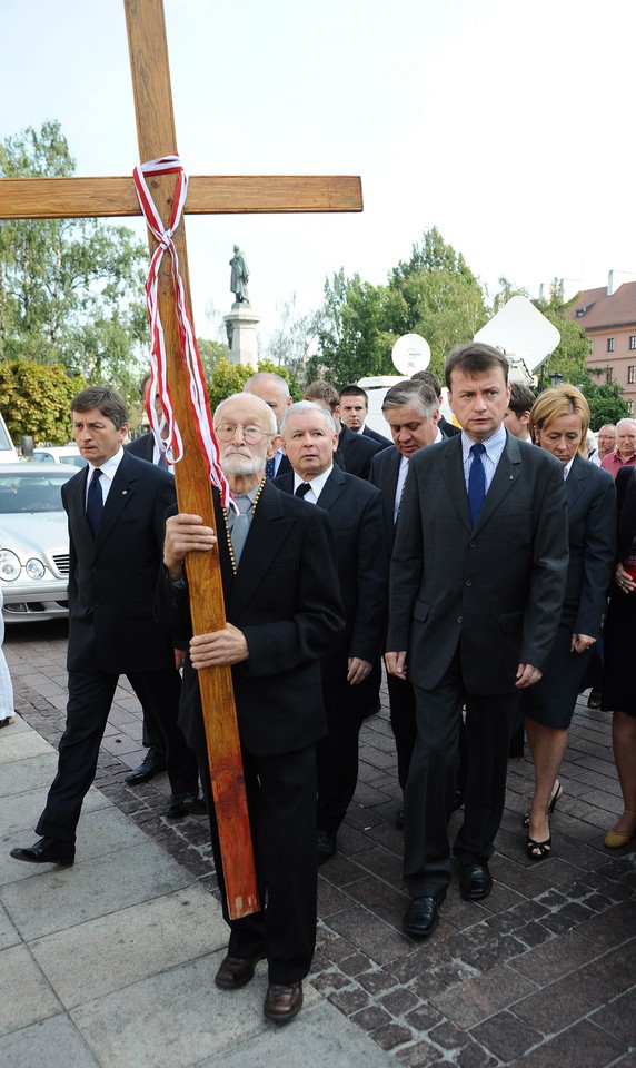 WARSZAWA WIEŃCE POD PAŁACEM PREZYDENCKIM PIS