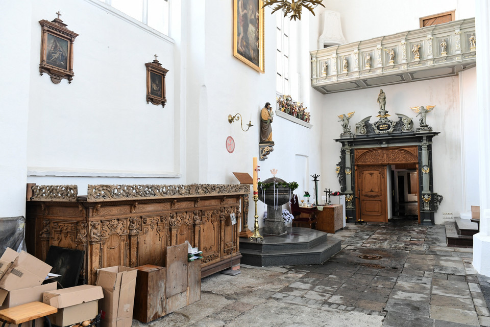 Wnętrze zabytkowego kościoła św. Piotra i Pawła po pożarze