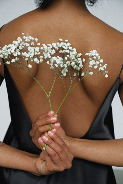 Jaki stanik do sukienki bez pleców wybrać, gdy chcesz odsłonić więcej  ciała? | Ofeminin
