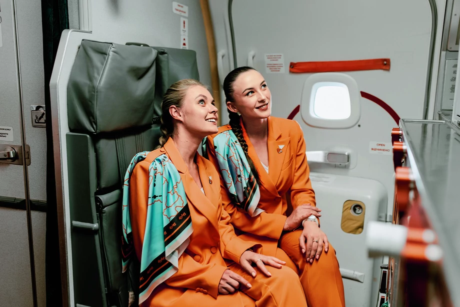 Należące do biura podróży linie lotnicze SkyUp Airlines zdobyły światowy rozgłos dzięki nowemu projektowi uniformów, który stawia na pierwszym miejscu wygodę personelu pokładowego.