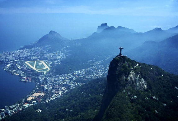 Statua Chrystusa Zbawiciela to 38-metrowy pomnik wzniesiony na szczycie góry w Rio de Janeiro.