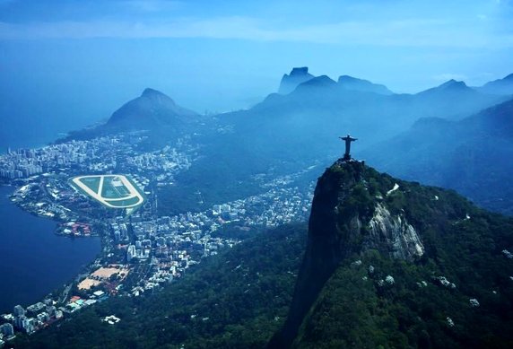 Statua Chrystusa Zbawiciela to 38-metrowy pomnik wzniesiony na szczycie góry w Rio de Janeiro.