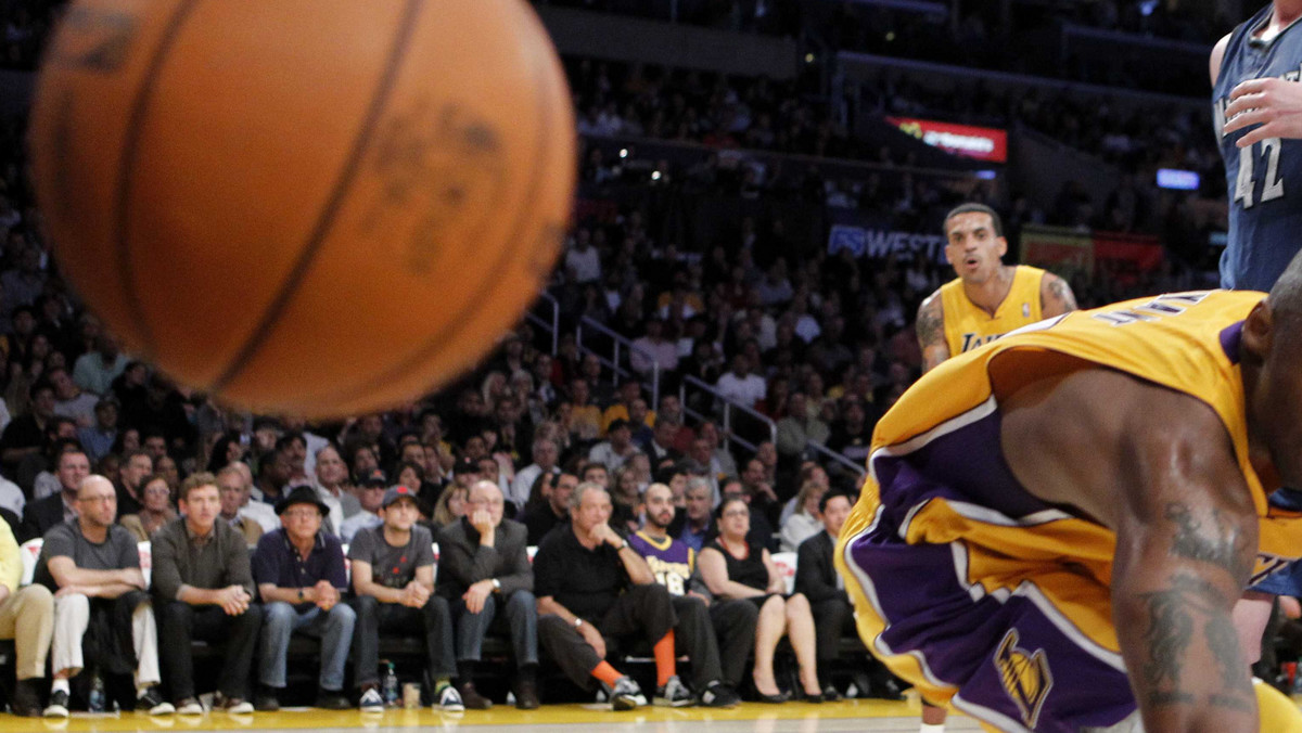 Kobe Bryant po raz kolejny błyszczał na parkiecie w meczu Los Angeles Lakers z Indiana Pacers. Gwiazdor rzucił 41 punktów, ale dwukrotnie spudłował próbę za trzy punkty w końcówce spotkania i Jeziorowcy po raz pierwszy w historii musieli uznać wyższość koszykarzy z Indiany we własnej hali.