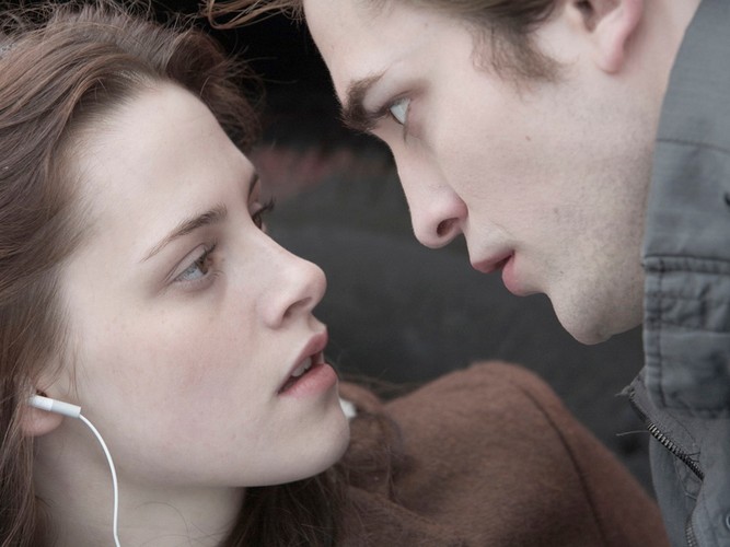 Kristen Stewart i Robert Pattinson w filmie 'Zmierzch'