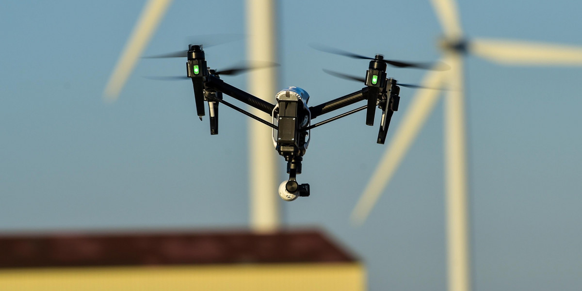Operując dronem należy zachować szczególną ostrożność