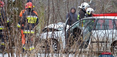 Samochód uderzył w drzewo. Wypadek pod Łowiczem