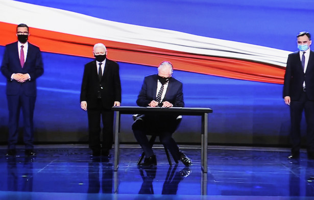 Prezes PiS Jarosław Kaczyński (2L), premier Mateusz Morawiecki (L) oraz lider Porozumienia Jarosław Gowin (2P) i lider Solidarnej Polski Zbigniew Ziobro (P)