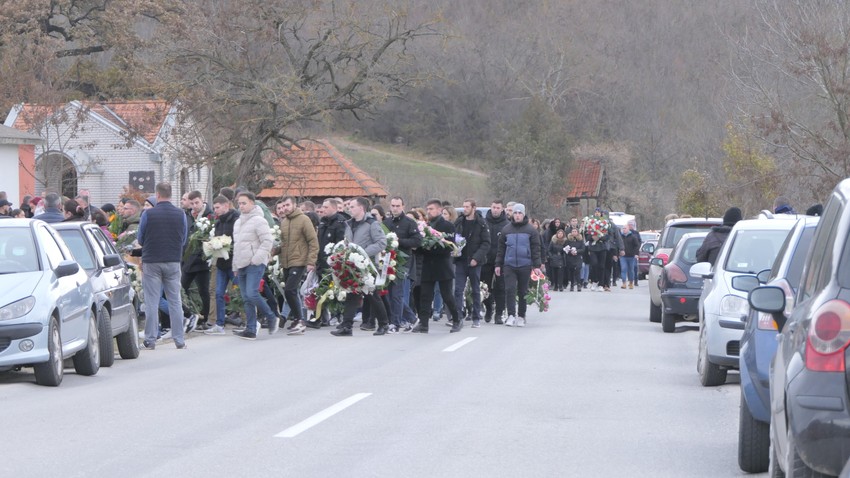 Stotine ljudi se okupilo na groblju 