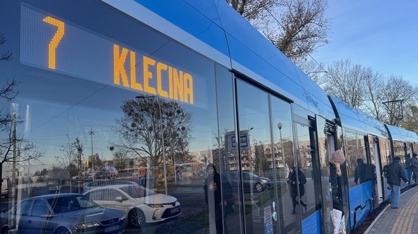 Dziś tramwaje linii 7 i 17 dojeżdżają do pętli Klecina położonej na Krzykach. Za kilka lat mają dotrzeć do właściwej Kleciny na wysokość ul. Kupieckiej