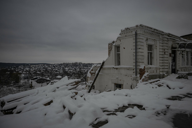 Widok zniszczonego budynku podczas wojny między Rosją a Ukrainą w Kupiańsku