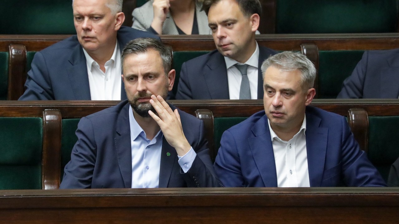 Nowy sondaż partyjny. Remis na szczycie, trzy partie tracą miejsca w Sejmie
