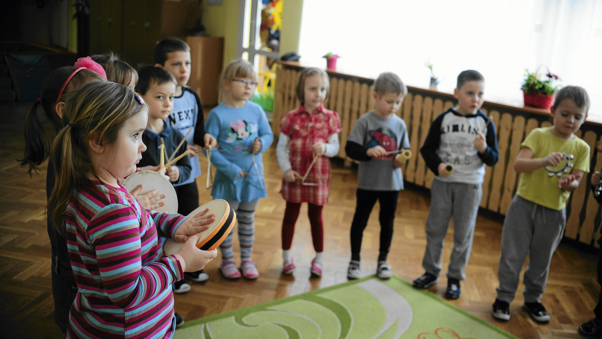 Od 1 września 2014 r. opłata za każdą dodatkową godzinę opieki przedszkolnej wyniesie jedną złotówkę - zapowiedziała minister edukacji Krystyna Szumilas. Podkreśliła też, że MEN chce, by do opieki przedszkolnej miały prawo wszystkie cztero- i trzylatki.