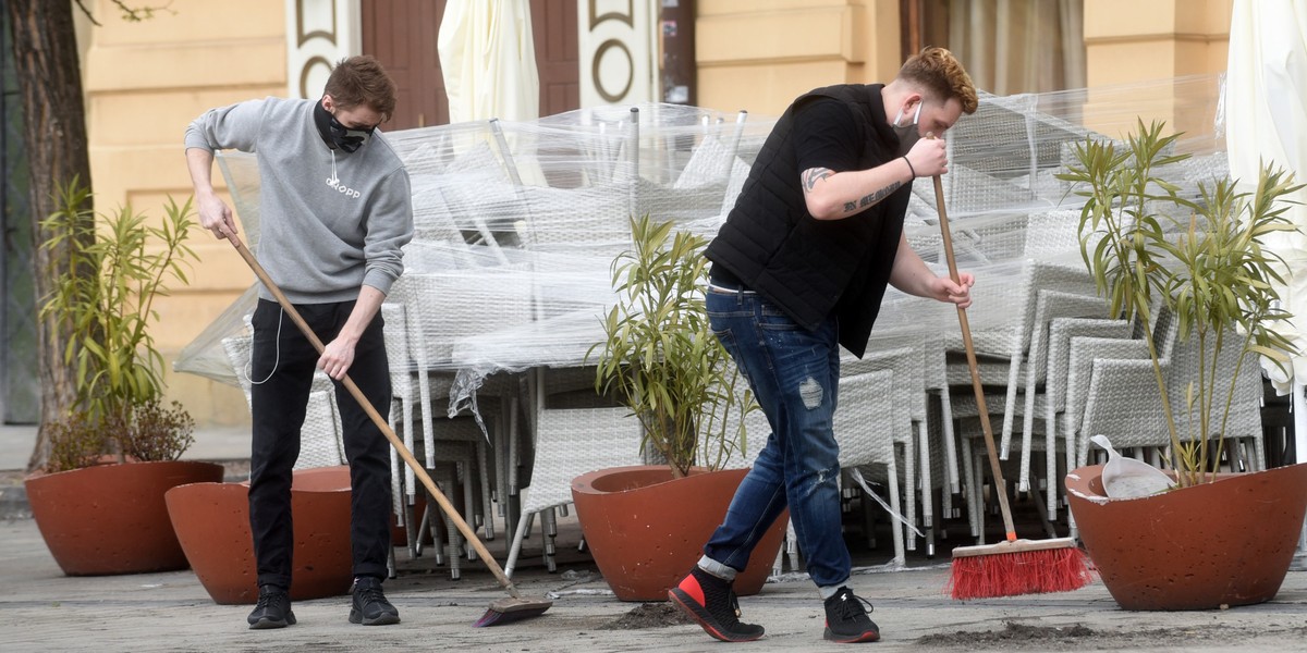 "Wprowadzenie lockdownu w kształcie realizowanym na wiosnę jest mało prawdopodobne, jednak zalecenia dystansu społecznego, a także zmniejszenie mobilności społeczeństwa będą powodowały wyhamowanie konsumpcji, przede wszystkim usług" - uważa Grzegorz Maliszewski, główny ekonomista Banku Millennium.