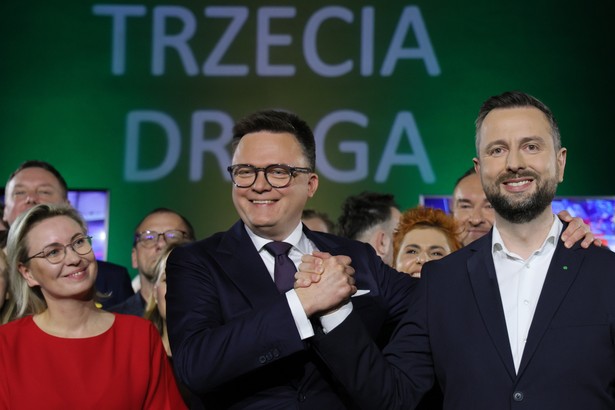 Warszawa, 07.04.2024. Wybory samorządowe 2024. Liderzy Trzeciej Drogi, marszałek Sejmu Szymon Hołownia (C) i wicepremier, minister obrony narodowej Władysław Kosiniak-Kamysz (P) oraz polityczka ugrupowania Adriana Porowska (L) w sztabie wyborczym KKW Trzecia Droga Polska 2050 Szymona Hołowni - Polskie Stronnictwo Ludowe w Warszawie, 7 bm. Zakończyły się wybory samorządowe. (jm) PAP/Paweł Supernak