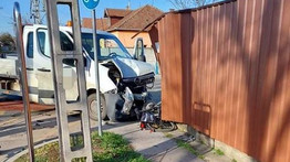 Szörnyű baleset: kerítésnek préselt egy biciklist egy karambolozó autó – fotó