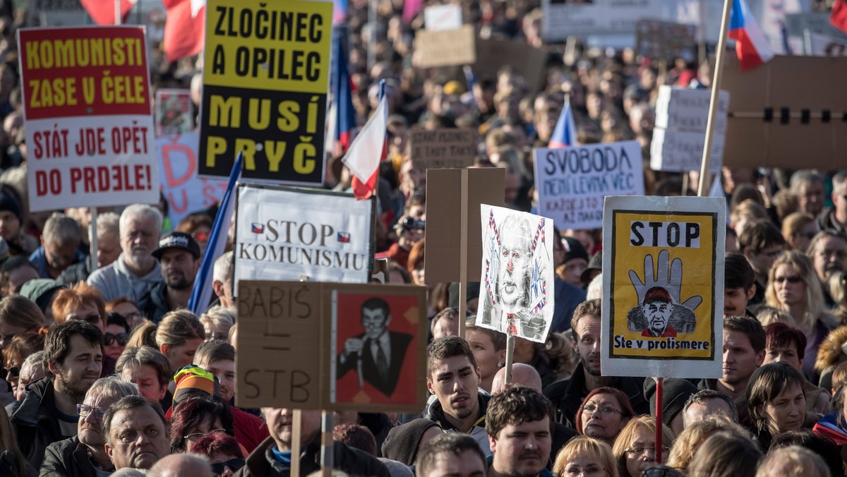 Czechy, Praga. Antyrządowa manifestacja w przededniu rocznicy aksamitnej rewolucji