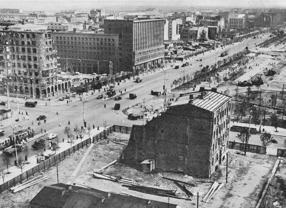 Skrzyżowanie ulicy Marszałkowskiej ze Świętokrzyską, lata 50. (domena publiczna).