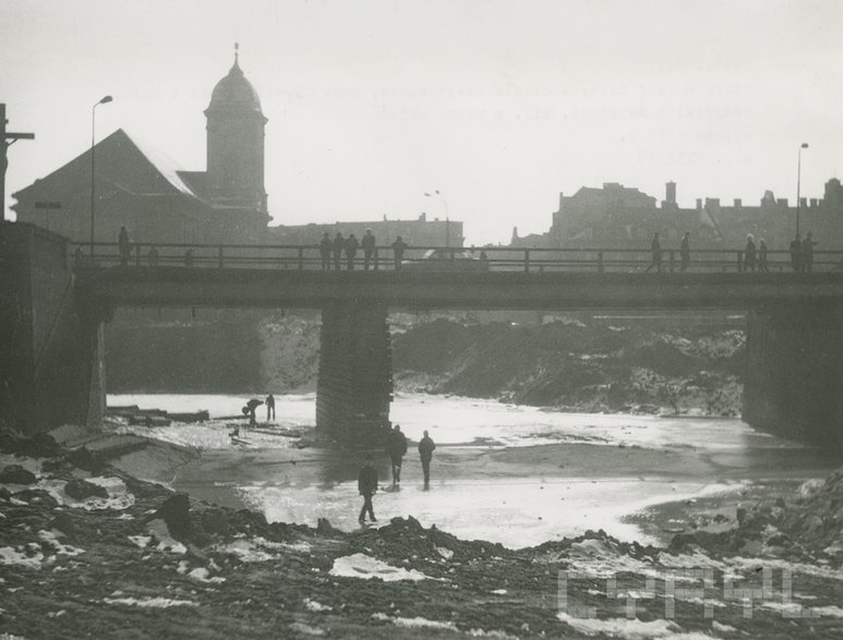 Most Chwaliszewski w latach 60. W głębi ul. Grobla i wieża kościoła Wszystkich Świętych