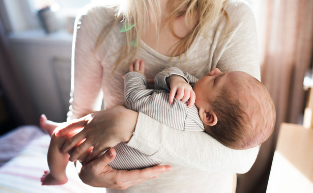 Jak właściwie podnosić i odkładać niemowlaka? Fizjoterapeuta radzi